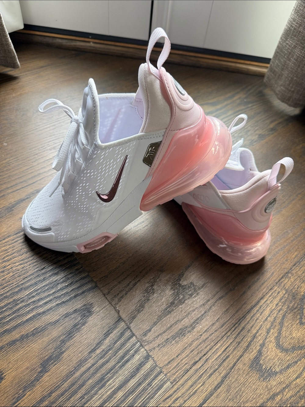 Nike White & Pink Air-cushioned Low-Top Sneakers